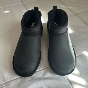 UGG Ultra Mini Black Boots Sz 7